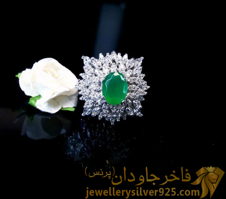 انگشتر جواهری زمرد