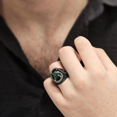 انگشتر مردانه نقره سیاه قلم نگین سبز کد ۱۵۳۷۲